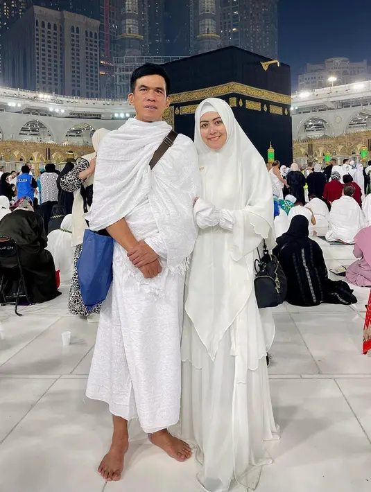 Potret Meggy Wulandari Jalani Umrah Bersama Suami, Makin Harmonis