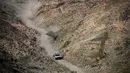 Pebalap Toyota, Yazeed Al Rajhi, saat beraksi di etape 1 Reli Dakar 2023 di Sea Camp, Arab Saudi, Minggu (1/1/2023). (AFP/Franck Fife)