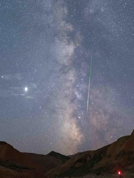 Foto eksposur panjang yang diabadikan pada 13 Agustus 2020 ini menunjukkan hujan meteor Perseid di Taman Geologi Nasional Danxia Zhangye di Zhangye, Provinsi Gansu, China barat laut. (Xinhua/Zhong Xiaoliang)