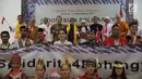 Gerakan yang tergabung dalam Putra dan Putri Indonesia berfoto bersama saat menggelar deklarasi solidaritas Indonesia untuk Rohingnya di Museum Kebangkitan Nasional, Jakarta, Selasa (12/9). (Liputan6.com/Faizal Fanani)