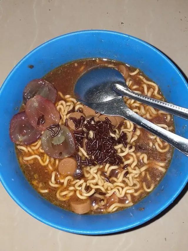 7 Cara Absurd Makan Mi Ala Netizen Ini Bikin Tepuk Jidat