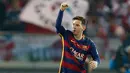 Pemain Barcelona, Lionel Messi berselebrasi dengan mengangkat tangan usai mencetak gol pertama dalam pertandingan melawan River Plate di Stadion Internasional Yokohama, Jepang, Minggu (20/12). Barca menaklukan River Plate 3-0 (Reuters/Thomas PeterLivepic)