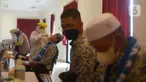 Calon jemaah umrah melakukan tes swab menjelang keberangkatan di Asrama Haji Pondok Gede, Jakarta, Selasa (11/1/2022). Hingga saat ini kurang lebih 1.000 jemaah telah diberangkatkan ke tanah suci Mekkah setelah dua tahun pandemi Covid-19. (merdeka.com/Imam Buhori)