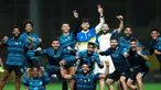 Superstar Portugal, Cristiano Ronaldo melakukan sesi foto bersama setelah merayakan pesta kecil bersama rekan-rekannya di Al Nassr, Senin (6/2/2023). (Twitter/Al Nassr FC)