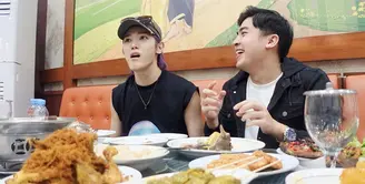 Jerome Polin membagikan momen mukbang nasi Padang bareng dengan Taeyong NCT. Selain menu ayam hingga daging, Jerome juga mengenalkan petai hingga jengkol pada Taeyong. Berikut potret Taeyong mukbang nasi Padang di Jakarta. [Instagram/jeromepolin]