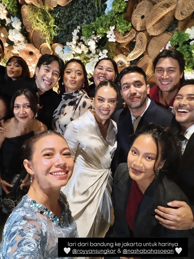 Gaya Artis dan Musisi Hadir Kondangan Kerabat. [@yukikt]