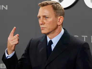 Pemeran James Bond 007, Daniel Craig berpose diatas karpet merah saat menghadiri premiere film terbarunya James Bond 007 "Spectre" di Berlin, Jerman, (28/10/2015). Spectre merupakan judul ke-24 dari seri film James Bond. (REUTERS/Fabrizio Bensch)