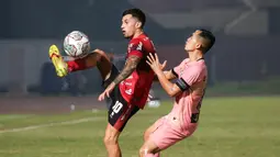 Pemain Bali United, Stefano Lilipaly (kiri) berebut bola dengan pemain Madura United, Slamet Nurcahyo dalam laga pekan ke-16 BRI Liga 1 2021/2022 di Stadion Sultan Agung, Bantul, Kamis (09/12/2021). (Bola.com/Bagaskara Lazuardi)