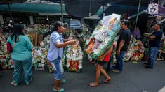 Penjual membawa parsel yang telah selesai dihias untuk dijual dikawasan Cikini, Jakarta, Sabtu (17/6). Satu pekan jelang Idul Fitri 1438 H penjualan parcel mulai mengalami peningkatan. (Liputan6.com/Faizal Fanani)