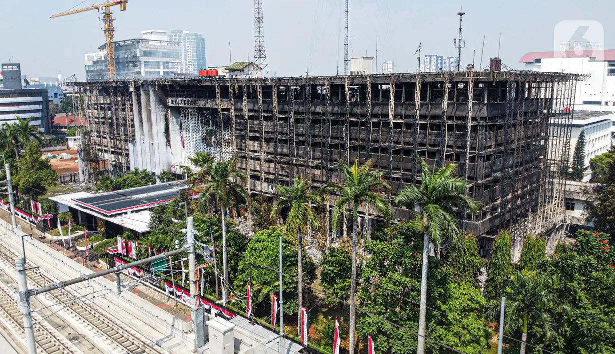 Foto udara gedung utama Gedung Kejaksaan Agung Republik Indonesia usai kebakaran hebat di Jakarta, Minggu (23/8/2020). Kebakaran selama 11 jam menyebabkan gedung utama Kejaksaan Agung, baik sayap kanan maupun kiri, hangus terbakar. (Liputan6.com/Faizal Fanani)