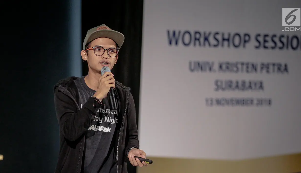 Head of Community Manajemen Bukalapak Muhammad Fikri menjadi pembicara dalam EGTC 2018 di Surabaya, Jawa Timur, Selasa (13/11). EGTC juga menghadirkan kompetisi news presenter, inspiring sharing dan entertainment talk. (Liputan6.com/Herman Zakharia)