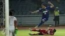 Gelandang Calcio Legend, Gianluca Zambrotta (atas) menghindari tekel pemain Primavera Baretti Irwan saat laga persahabatan di Stadion GBK Jakarta, Sabtu (21/5/2016). Calcio Legend menang telak 4-0. (Liputan6.com/Helmi Fithriansyah)