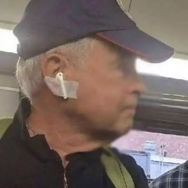 7 Potret Cara Orang Pakai Headset Ini Nyeleneh, Bikin Geleng Kepala