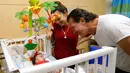 Aktor Antonio Banderas menyapa pasien anak di Rumah Sakit Anak-anak Nicklaus di Miami, Florida, AS, Selasa (30/5). Antonio kini aktif di Fundación Lágrimas y Favores, sebuah organisasi yang bergerak di bidang sosial. (AP/David Santiago / El Nuevo Herald)