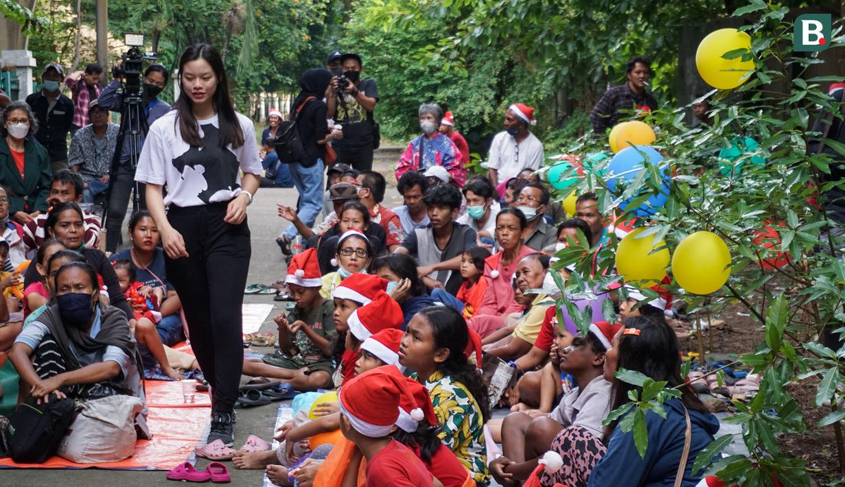 Dalam menyambut perayaan Natal 2022, wanita yang acap disapa Clia ini melakukan aksi sosial berbagi kasih dengan anak-anak jalanan di Jakarta. (Bola.com/Bagaskara Lazuardi)