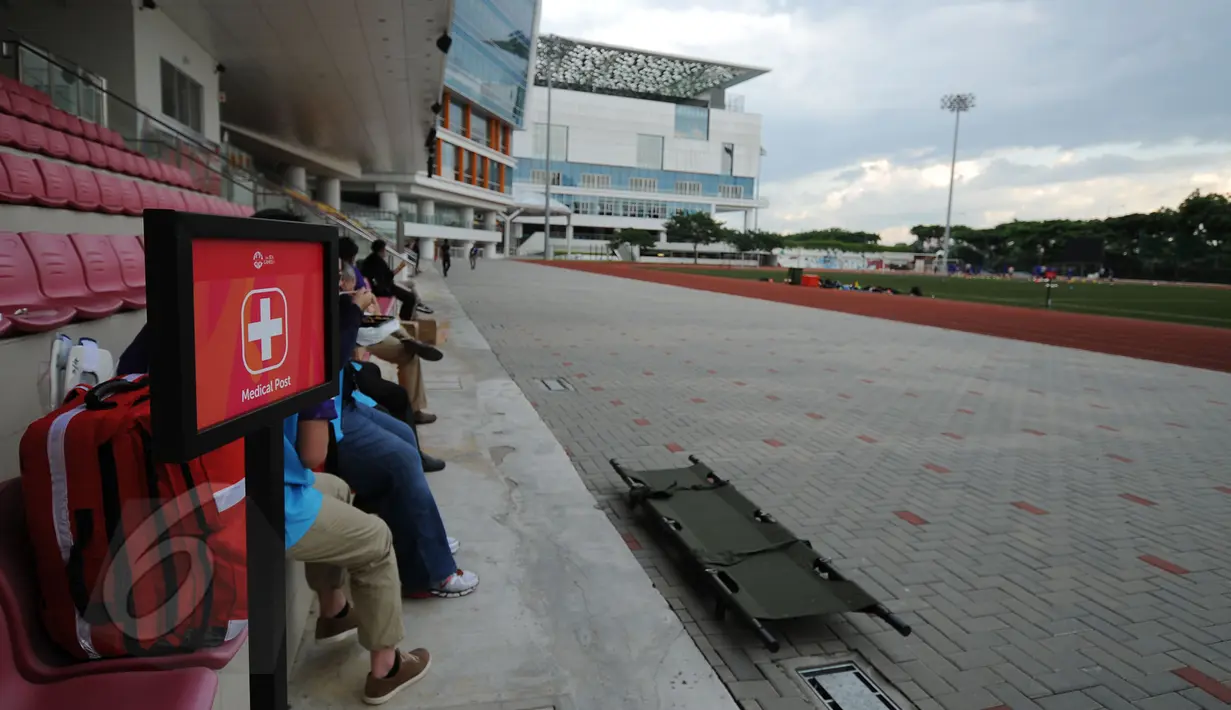 Sejumlah tim medis disiagakan di sisi lapangan ITE College Center, Singapura, Minggu (31/5/2015). Beberapa tim dari negara peserta Sea Games 2015 menggunakan lapangan ITE College Center untuk berlatih jelang laga perdana. (Liputan6.com/Helmi Fithriansyah)