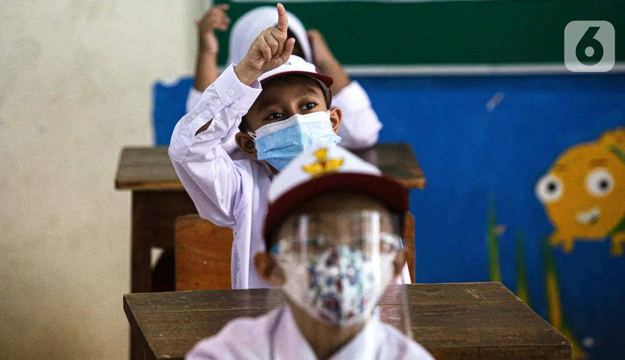 Siswa mengikuti uji coba pembelajaran tatap muka (PTM) perdana di SD Negeri 14 Pondok Labu, Jakarta, Senin (30/8/2021). Pembelajaran tatap muka (PTM) terbatas Tahap 1 di Provinsi DKI Jakarta digelar dengan kapasitas 50 persen pada setiap satuan pendidikan. (Liputan6.com/Faizal Fanani)