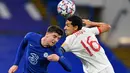 Gelandang Chelsea Mason Mount dan pemain Sevilla, Jesus Navas berebut bola pada laga perdana Grup E Liga Champions 2020 di Stadion Stamford Bridge, Rabu (21/10/2020) dini hari WIB. Chelsea harus berbagi angka dengan tim tamu Sevilla setelah bermain imbang tanpa gol. (Toby Melville/Pool via AP)