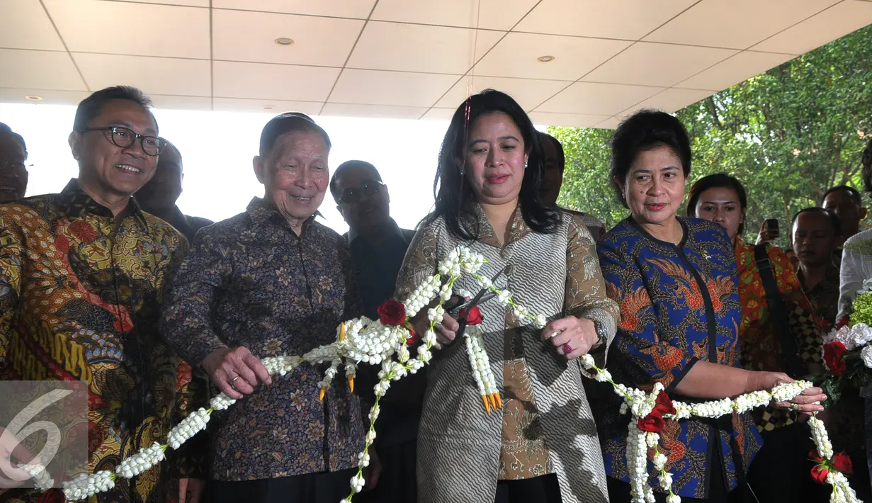 Menko PMK Puan Maharani (kedua kanan) bersama Pendiri Lippo Group,  Mochtar Riady (kedua kiri) saat memotong pita peresmian Paviliun Tower B rumah sakit Siloam Karawaci, Tanggerang, Selasa (1/12). (Liputan6.com/Faisal R Syam)