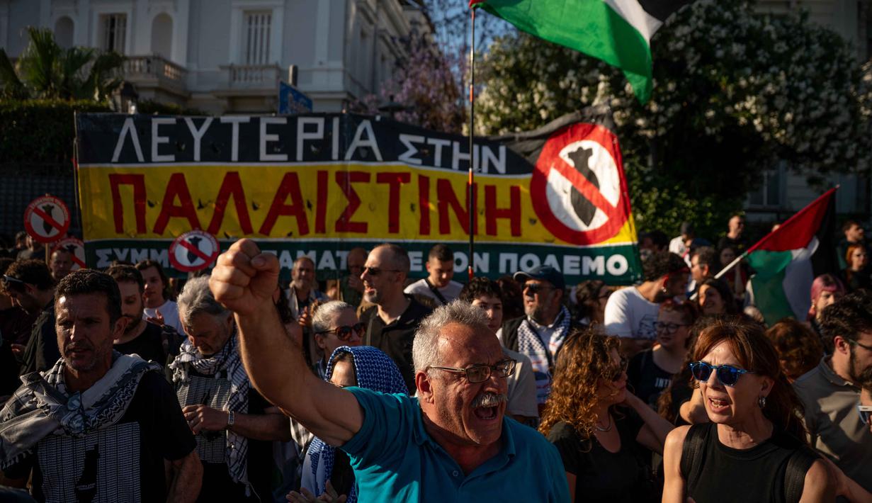 Warga menggelar aksi unjuk rasa menentang pencegatan Armada Solidaritas Global oleh Angkatan Laut Israel di luar Kementerian Luar Negeri, Athena, Yunani, pada 18 Mei 2026. (Aggelos NAKKAS/AFP)