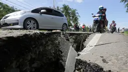 Kondisi jalan yang rusak usai gempa bumi di Meuredu, Pidie Jaya Aceh, Rabu (7/11). Selain meruntuhkan bangunan, gempa bumi berkuatan 6,4 SR ini telah menelan banyak korban jiwa. (Antara Foto / Irwansyah Putra / via REUTERS)