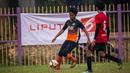 Pemain Andy Sport menggiring bola saat melawan AMW Tangerang pada laga final Ayo Tangerang di Stadion Mini Ciasuk, Tangerang, Sabtu (13/7). Andy Sport menang 3-1 atas AMW. (Ayo Tangerang)