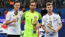 Para peraih penghargaan Piala Konfederasi 2017: Julian Draxler (Jerman/pemain terbaik), Claudio Bravo (Cile/kiper terbaik), dan Timo Werner ( Jerman/pencetak gol terbaik). (AFP/Patrik Stollarz)