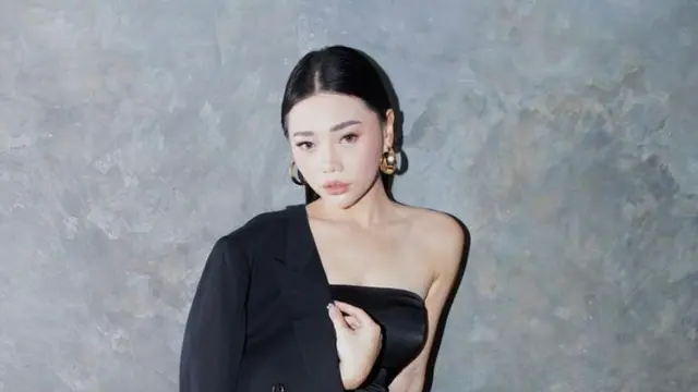 6 Gaya Terkini Wendy Walters yang Makin Menawan usai Bercerai dengan Reza Arap