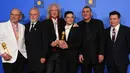 Aktor Rami Malek foto bersama Jim Beach, Roger Taylor, Brian May, Graham King, dan Mike Myers usai dirinya meraih penghargaan Golden Globes 2019 di The Beverly Hilton, Beverly Hills, California, Minggu (6/1). (Photo by Jordan Strauss/Invision/AP)