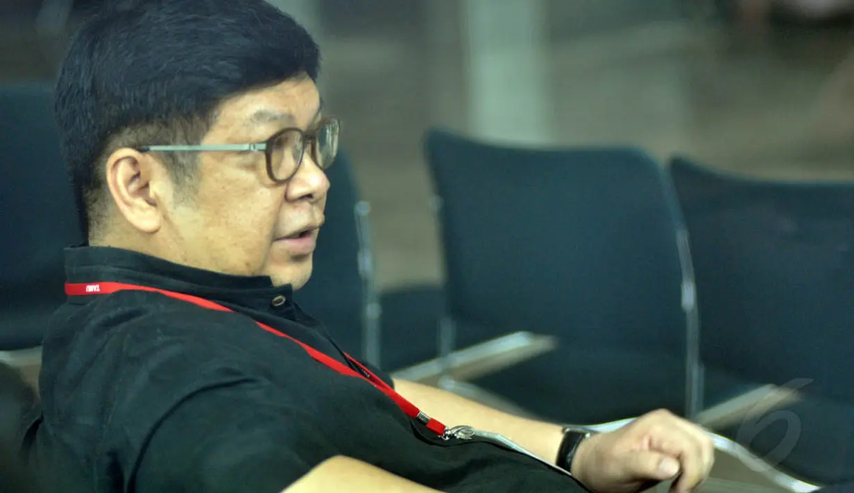 Mantan Menteri BUMN, Laksamana Sukardi mendatangi Gedung KPK, Jakarta, Rabu (10/12/2014). (Liputan6.com/Miftahul Hayat)