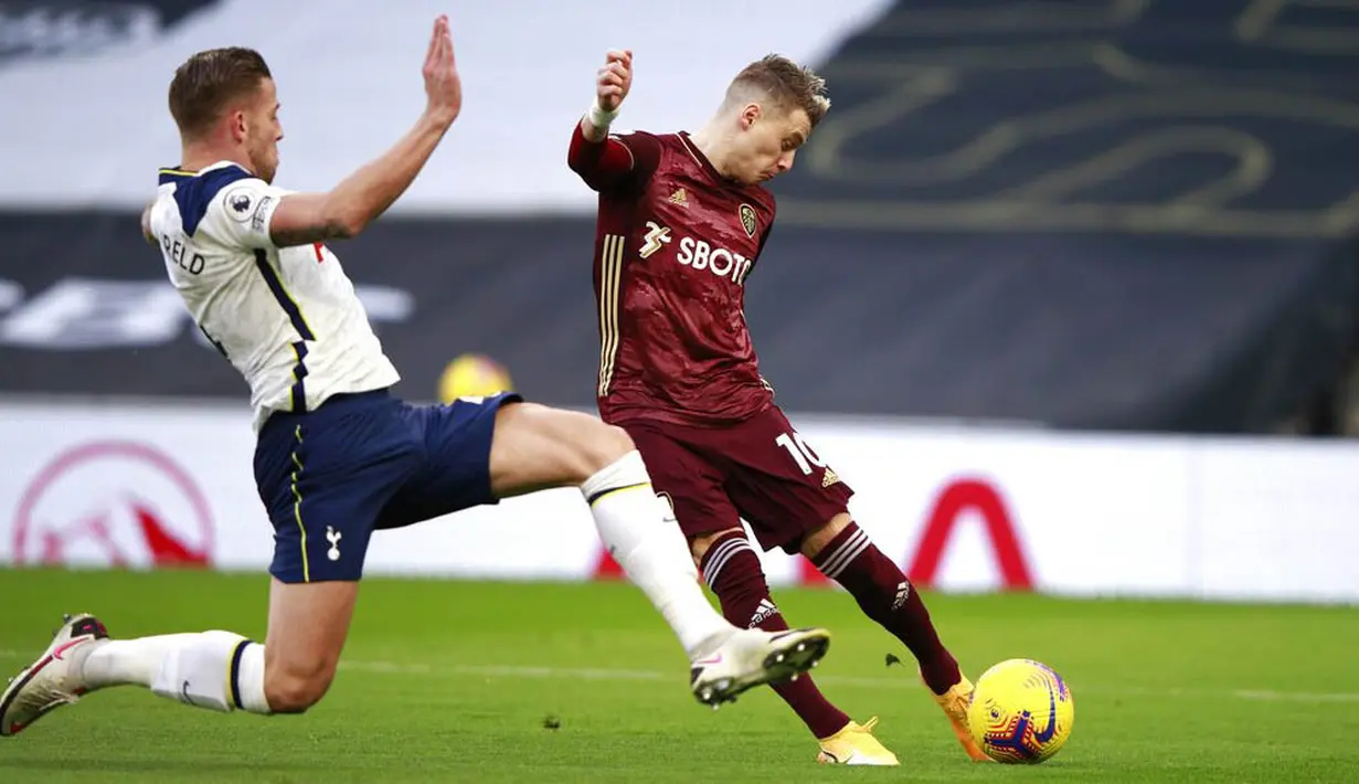 Pemain Tottenham Hotspur, Toby Alderweireld, berusaha menghadang tendangan pemain Leeds United, Ezgjan Alioski, pada laga liga Inggris di London, Sabtu (2/1/2021). Spurs menang dengan skor 3-0. (AP/Ian Walton, Pool)