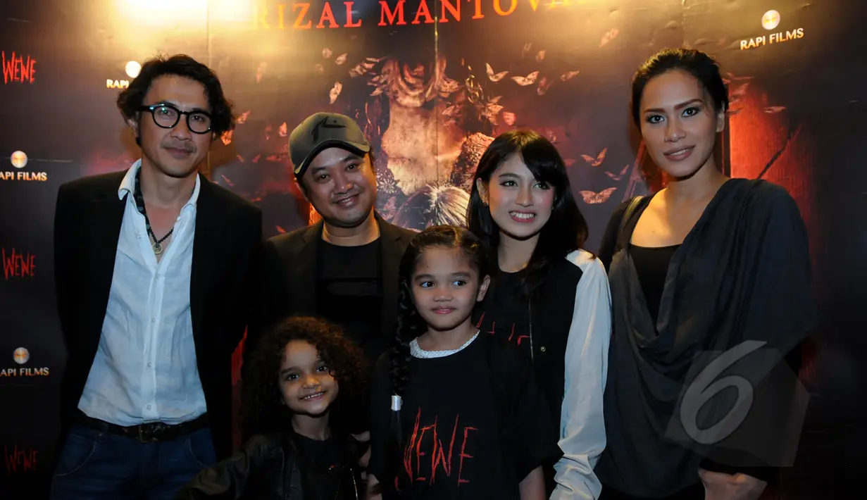 Sejumlah pemain dan sutradara film WEWE saat menghadiri gala premiere film yang mengangkat mitologi setan dari Indonesia tersebut di Epicentrum XXI, Jakarta, Senin (13/4/2015). (Liputan6.com/Faisal R Syam)