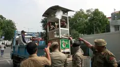 Satpol PP melakukan penertiban PKL dengan menyita barang dagangan mereka. PKL yang dagangannya diambil menangis karena tidak bisa melawan.