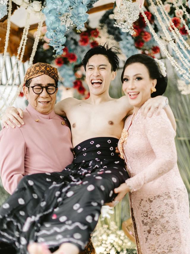 7 Potret Kompak Yayuk Suseno dan Henry Yosodiningrat di Momen Haru Siraman Anak