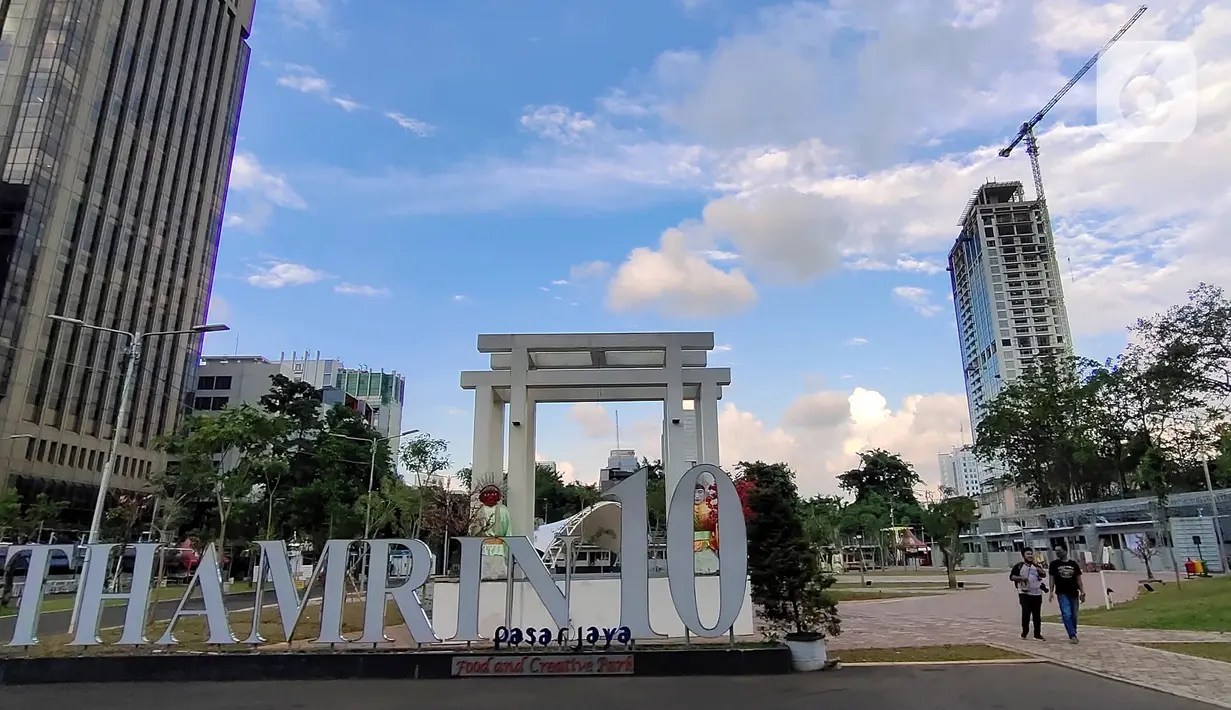 Suasana saat hari pertama pembukaan kembali pusat kuliner Thamrin 10, Jakarta, Selasa (16/6/2020). Pemprov DKI Jakarta pada minggu ketiga penerapan PSBB transisi membuka kembali operasional 80 pusat perbelanjaan dengan menerapkan standar protokol kesehatan. (Liputan6.com/Angga Yuniar)