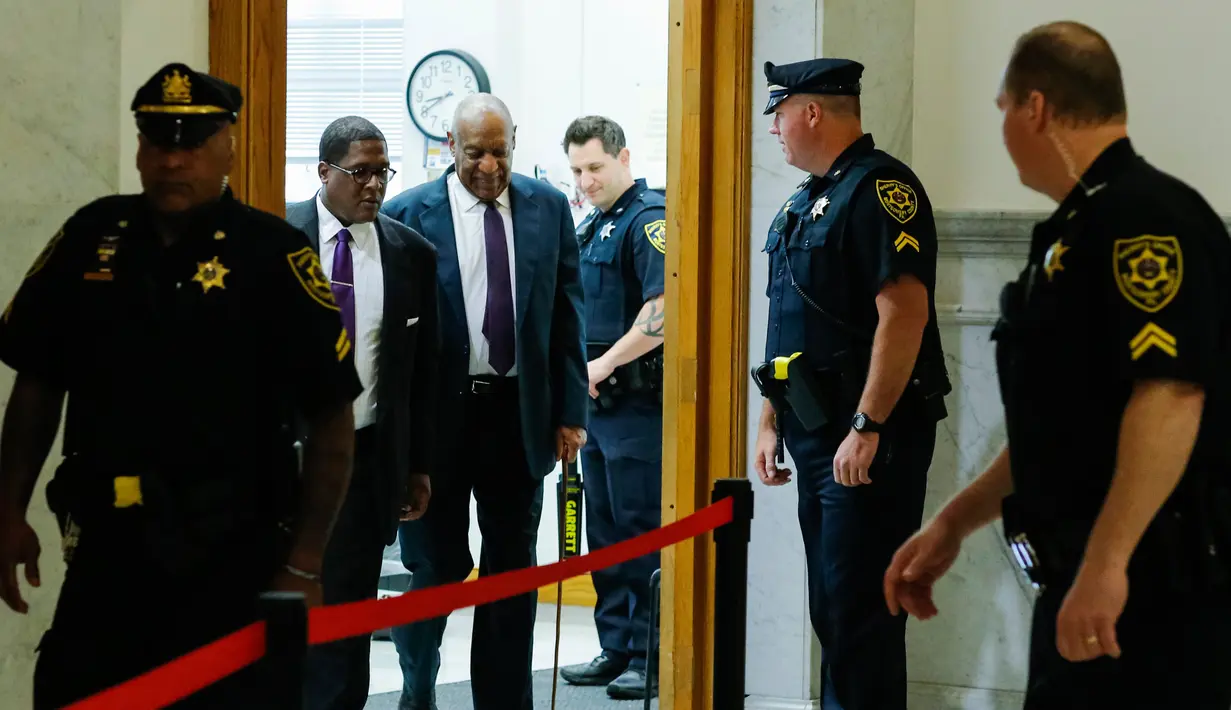 Bill Cosby saat tiba menghadiri sidang kasus kekerasaan seksual di Pengadilan Montgomery  di Norristown, (6/6). Sekitar 50 wanita menuduh Cosby melakukan kekerasan seksual. (Eduardo Munoz Alvarez/Pool Photo via AP)