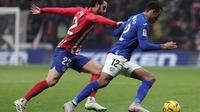 Pemain Atletico Madrid, Mario Hermoso (kiri) berduel dengan penyerang Getafe, Mason Greenwood, pada pertandingan Liga Spanyol 2023/2024 di Stadion Wanda Metropolitano, pada 19 Desember 19. (Thomas Coex/AFP)