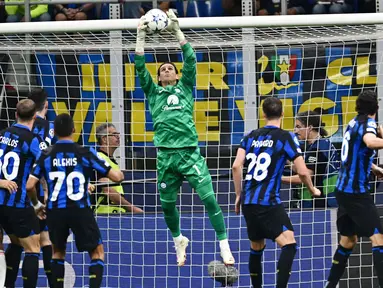 Yann Sommer tampil memukau bersama Inter Milan di awal musim ini. Ketangguhannya di bawah mistar membuat Nerazzurri tak merindukan sosok Andre Onana. (AFP/Gabriel Bouys)