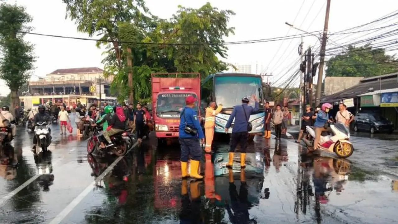Jalan KH Hasyim Ashari atau persis di depan Komplek Ciledug Indah I, Kota Tangerang sempat terendam banjir.