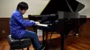 Seorang pianis tuna netra, Nobuyuki Tsujii bermain piano saat sesi wawancara dengan AFP di sebuah studio di Tokyo (28/9). Karena kehebatannya memainkan piano layaknya Ludwig Van Beethoven, ia disebut-sebut Beethoven asal Asia. (AFP Photo/Toru Yamanaka)