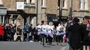 Amy Butler berlari memimpin lomba lari dengan membawa pancake dalam lomba tahunan Pancake Trans-Atlantic di Olney, Buckinghamshire, Inggris, Selasa (5/3). Lomba yang digelar pada Hari Pancake ini diadakan satu hari menjelang Rabu Abu. (AP/Frank Augstein)