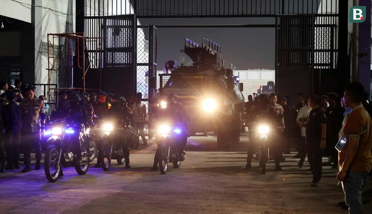 <p>Beberapa anggota brigade motor bersiap mengawal kendaraan taktis (rantis) yang akan mengangkut skuad Persija Jakarta usai laga pekan ke-10 BRI Liga 1 2023/2024 menghadapi Dewa United di Stadion Indomilk Arena, Tangerang, Jumat (25/8/2023). (Bola.com/M Iqbal Ichsan)</p>