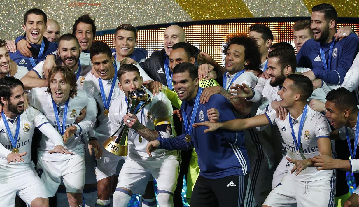 Para pemain Real Madrid merayakan keberhasilan meraih trofi juara Dunia Antarklub usai mengalahkan Kashima Antlers di International Stadium Yokohama, Jepang, (18/12/2016). (Reuters/Toru Hanai)