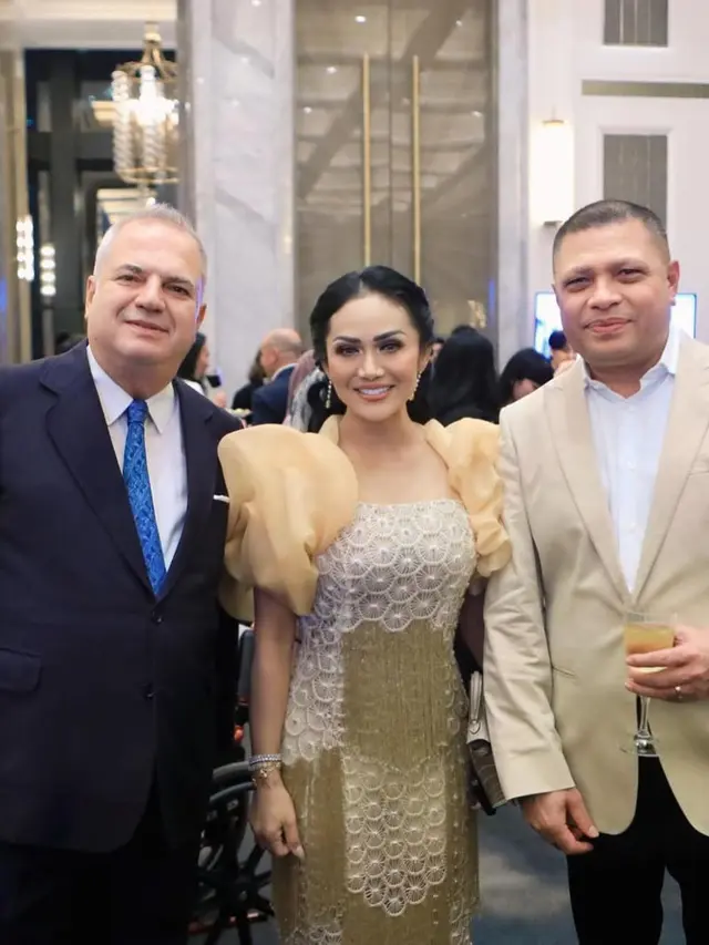 Model Rambut Kris Dayanti saat Menemani Sang Suami pada Acara Formal (Foto: Instagram @krisdayantilemos)