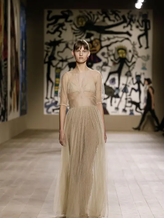 Jika biasanya busana couture dipandang unwearable, tampilan-tampilan gila dan penuh drama. Untuk koleksi kali ini, Chiuri menciptakan koleksi yang  menggambarkan esensi dari couture sebenarnya, seperti setelan dan gaun yang bisa dipakai siapa saja dan timeless. (Dior)