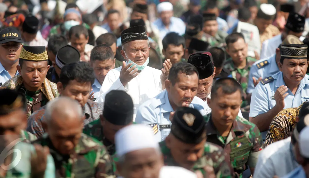 Sejumlah prajurit TNI Polri beserta masyarakat mengikuti sholat istisqo di Mandala Krida, Yogyakarta, Jumat (30/10/2015).Sholat di gelar untuk memohon doa kepada Allah SWT agar di berikan hujan pada musim kemarau yang berkepanjangan. (Boy T Harjanto)