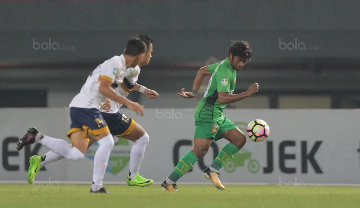Pemain Bhayangkara FC, Ilham Udin (kanan) melewati adangan pemain Persela pada lanjutan Liga 1 2017 di Stadion Patriot, Bekasi, (27/10/2017). Bhayangkara menang 3-1. (Bola.com/Nicklas Hanoatubun)