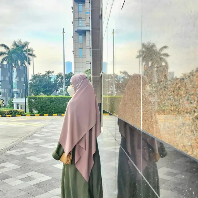 6 Potret Laudya Cynthia Bella Kini Jarang Perlihatkan Wajah, Tampil Makin Tertutup