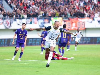 Pemain Persija Jakarta, Gustavo Almeida melakukan selebrasi setelah mencetak gol ke gawang Persita Tangerang dalam laga BRI Super League 2025/2026 di Indomilk Arena, Tangerang, Banten, Jumat (30/01/2026). (Bola.com/Muhammad Iqbal Ichsan)