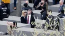 Putri dan penasihat Presiden AS Donald Trump, Ivanka Trump saat mengunjungi Memorial to the Murdered Jews of Europe di Berlin, Jerman (25/4). (AP/Micheal Sohn/Pool)